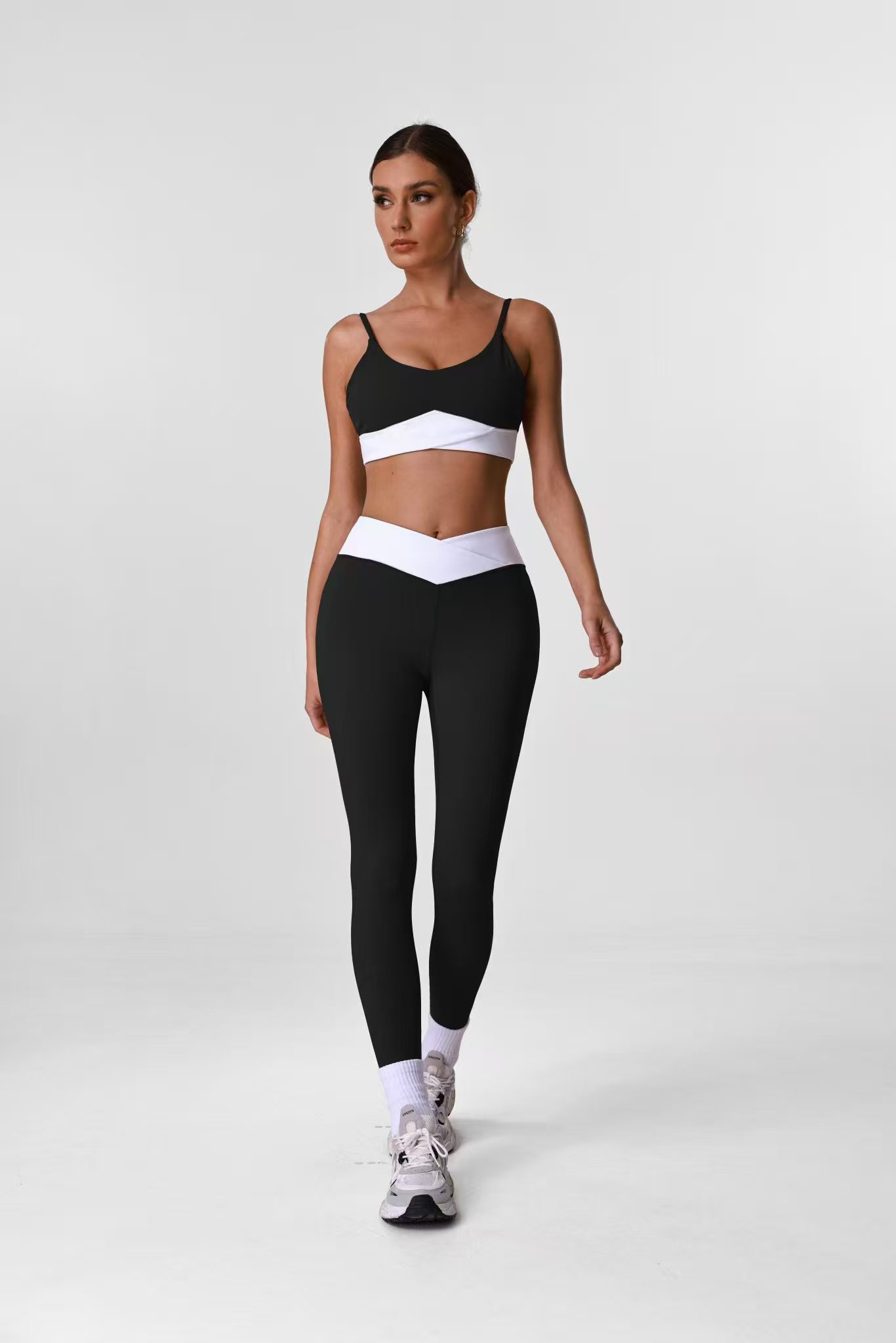 Black and white contrast sports bra leggings set sample